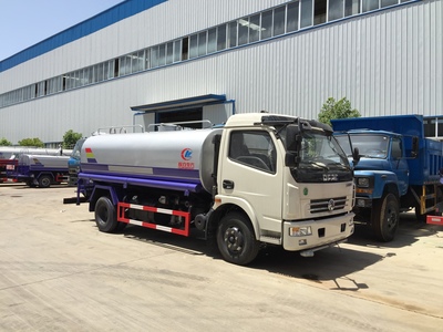 家家通攜手機電之家發(fā)布新款智能灑水車，引領(lǐng)環(huán)保清潔新風(fēng)尚